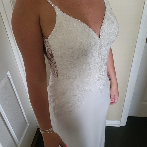 NEVER WORN 2022 WEDDING DRESS - Picture 7 of 7